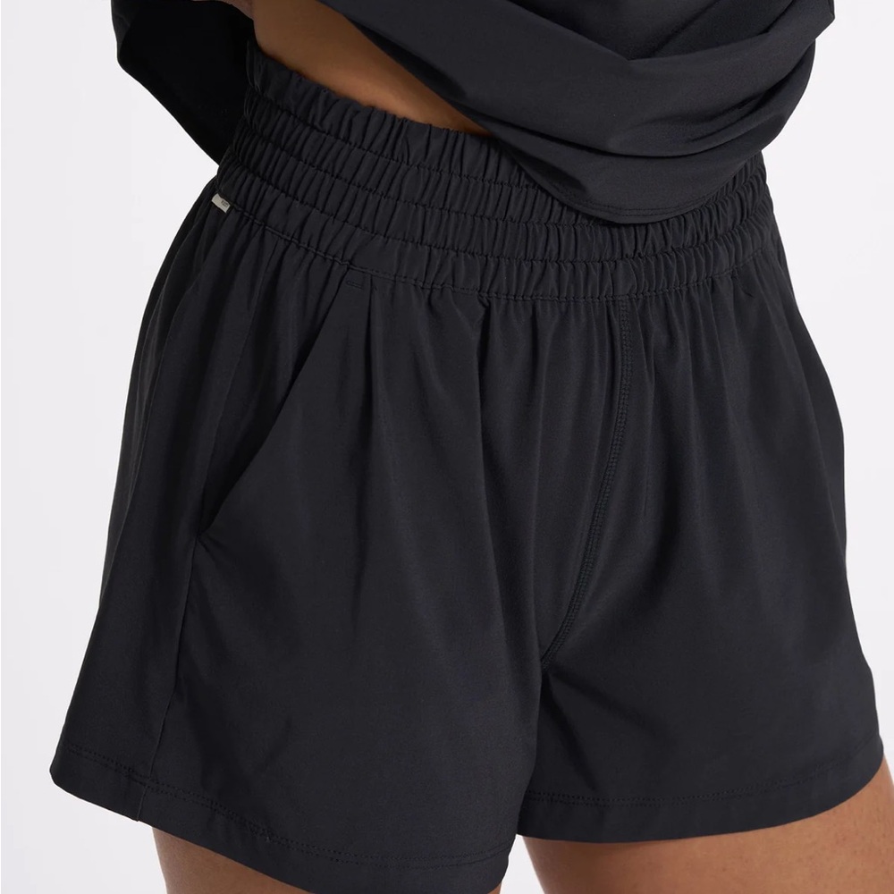 NWOT Vuori Villa Short